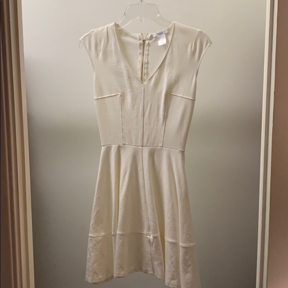 Sleeveless day/evening dress in créme
